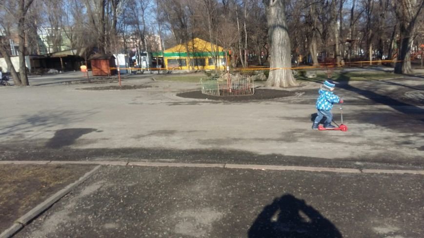 Субботний отдых: пруд в парке Глобы вошел в берега, десятки горожан... Субботний отдых: пруд в парке Глобы вошел в берега, десятки горожан наслаждаются солнечной погодой (ФОТО) (фото) - фото 11