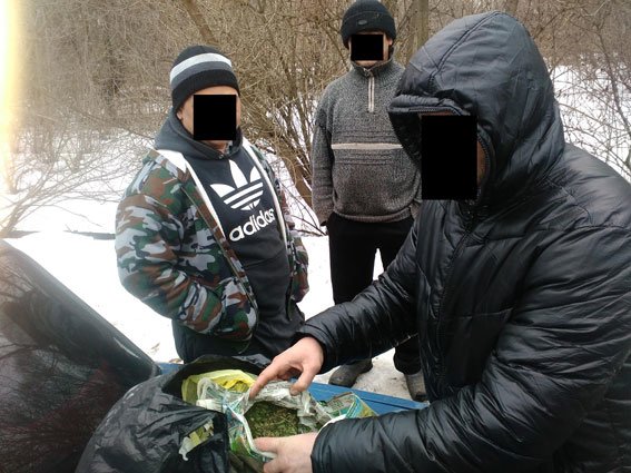 Харьковские полицейские задержали мужчину, перевозившего килограмм каннабиса (ФОТО) (фото) - фото 1 Харьковские полицейские задержали мужчину, перевозившего килограмм каннабиса (ФОТО) (фото) - фото 1