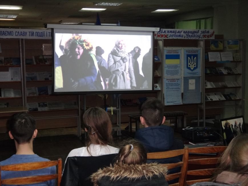 Слов'янська Ліга майбутніх поліцейських вшанувала пам'ять Героїв Небесної Сотні (фото) - фото 1 Слов'янська Ліга майбутніх поліцейських вшанувала пам'ять Героїв Небесної Сотні (фото) - фото 1