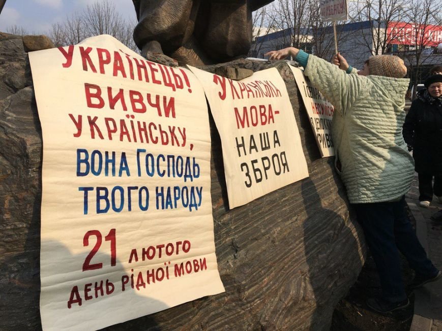 Криворожане до начала вече засыпали нардепа Семенченко вопросами (ФОТО) (фото) - фото 1 Криворожане до начала вече засыпали нардепа Семенченко вопросами (ФОТО) (фото) - фото 1