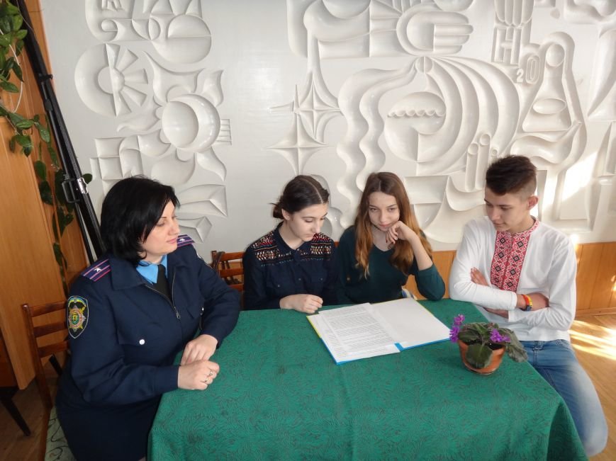 Студент одного з технікумів Слов'янська сфотографував наругу над прапором України (фото) - фото 2 Студент одного з технікумів Слов'янська сфотографував наругу над прапором України (фото) - фото 2