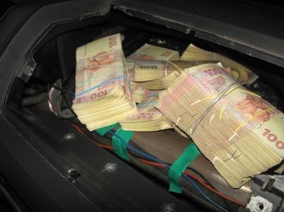 Житель Луганской области пытался ввезти в Украину 850 тысяч гривен для финансирования террористов (фото) - фото 2 Житель Луганской области пытался ввезти в Украину 850 тысяч гривен для финансирования террористов (фото) - фото 2