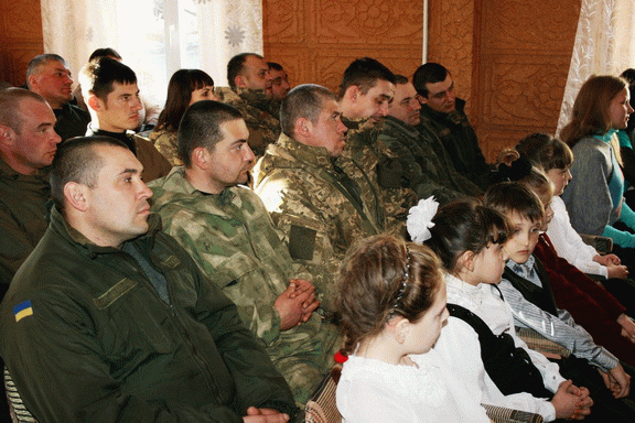 Полиция Луганщины активно берет участие в жизни прифронтового района области (ФОТО) (фото) - фото 1 Полиция Луганщины активно берет участие в жизни прифронтового района области (ФОТО) (фото) - фото 1