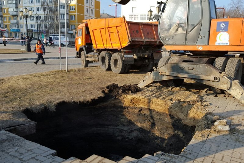В Белгороде устраняют серьёзную коммунальную аварию: произошёл обвал канализационного коллектора (фото) - фото 1 В Белгороде устраняют серьёзную коммунальную аварию: произошёл обвал канализационного коллектора (фото) - фото 1