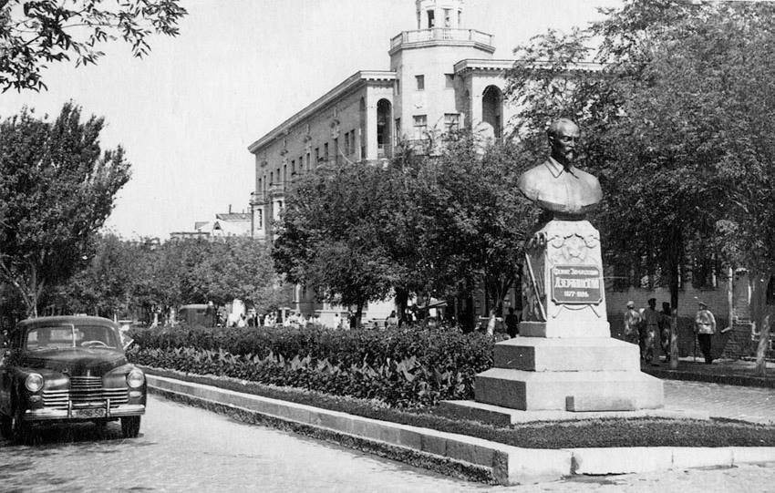 Гуд бай, Ленин или История запорожских памятников, которые демонтируют (Ретро-ФОТО, ВИДЕО) (фото) - фото 9 Гуд бай, Ленин или История запорожских памятников, которые демонтируют (Ретро-ФОТО, ВИДЕО) (фото) - фото 9
