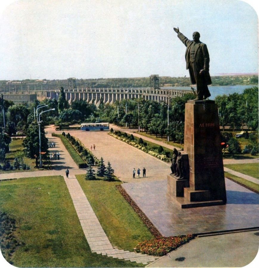 Гуд бай, Ленин или История запорожских памятников, которые демонтируют (Ретро-ФОТО, ВИДЕО) (фото) - фото 7 Гуд бай, Ленин или История запорожских памятников, которые демонтируют (Ретро-ФОТО, ВИДЕО) (фото) - фото 7