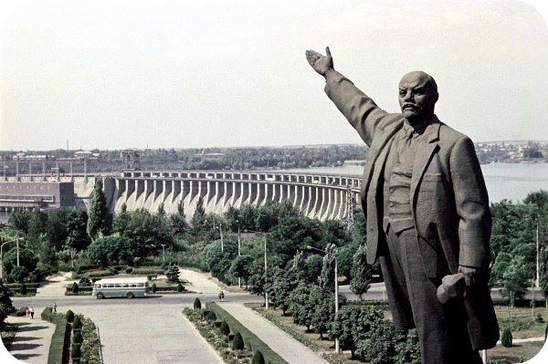 Гуд бай, Ленин или История запорожских памятников, которые демонтируют (Ретро-ФОТО, ВИДЕО) (фото) - фото 8 Гуд бай, Ленин или История запорожских памятников, которые демонтируют (Ретро-ФОТО, ВИДЕО) (фото) - фото 8