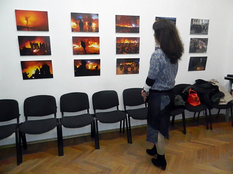 В Запорожье Небесной сотне посвятили открытие фотовыставки о Майдане(ФОТО) (фото) - фото 1 В Запорожье Небесной сотне посвятили открытие фотовыставки о Майдане(ФОТО) (фото) - фото 1