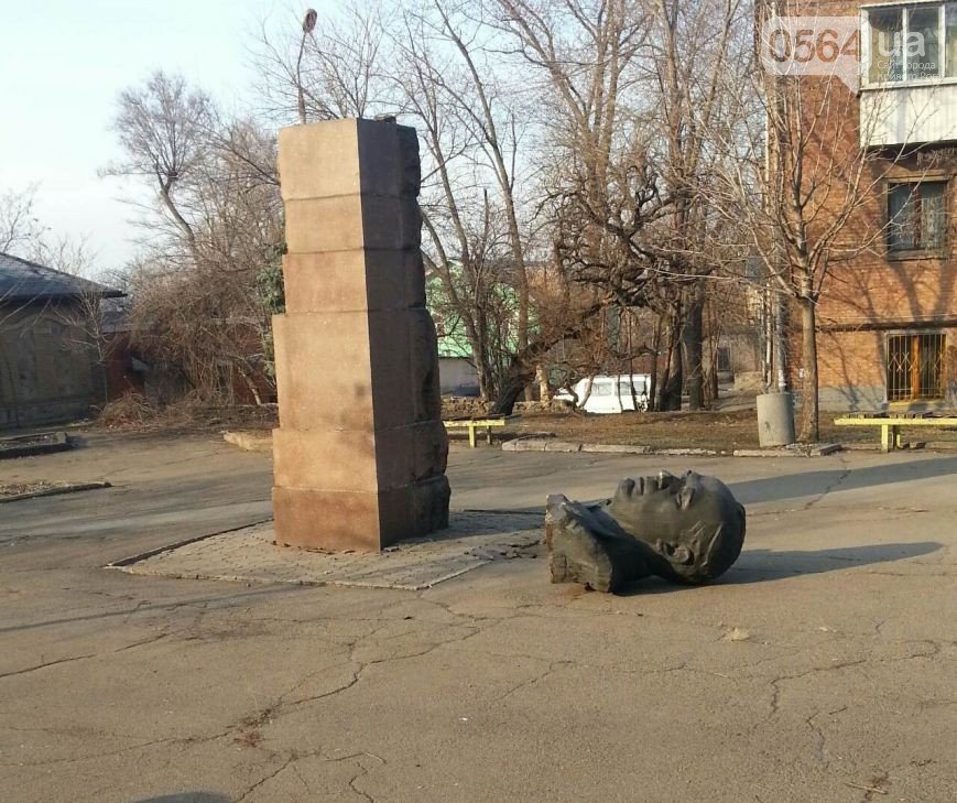 В Кривом Роге: зарегистрировали первого кандидата на пост мэра, провели парад, повалили бюст Валявко и нашли куда вывозят трупы животных (фото) - фото 2 В Кривом Роге: зарегистрировали первого кандидата на пост мэра, провели парад, повалили бюст Валявко и нашли куда вывозят трупы животных (фото) - фото 2