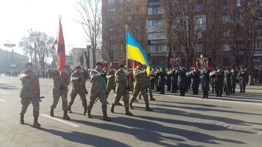 В Кривом Роге: зарегистрировали первого кандидата на пост мэра, провели парад, повалили бюст Валявко и нашли куда вывозят трупы животных (фото) - фото 1 В Кривом Роге: зарегистрировали первого кандидата на пост мэра, провели парад, повалили бюст Валявко и нашли куда вывозят трупы животных (фото) - фото 1