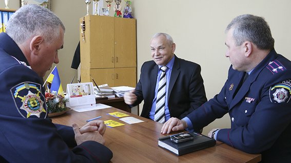 В мариупольской школе установили тревожную кнопку (фото) - фото 1 В мариупольской школе установили тревожную кнопку (фото) - фото 1