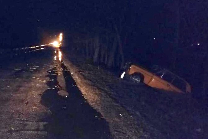 В Шебекинском районе ВАЗ вылетел в кювет и врезался в дерево (фото) - фото 1 В Шебекинском районе ВАЗ вылетел в кювет и врезался в дерево (фото) - фото 1