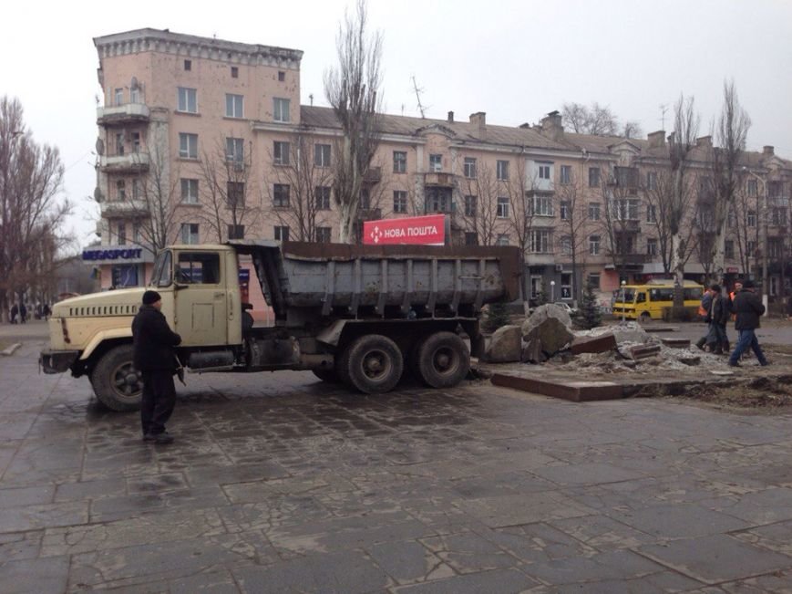 В Днепродзержинске убирают остатки памятника Ленину (фото) - фото 2 В Днепродзержинске убирают остатки памятника Ленину (фото) - фото 2