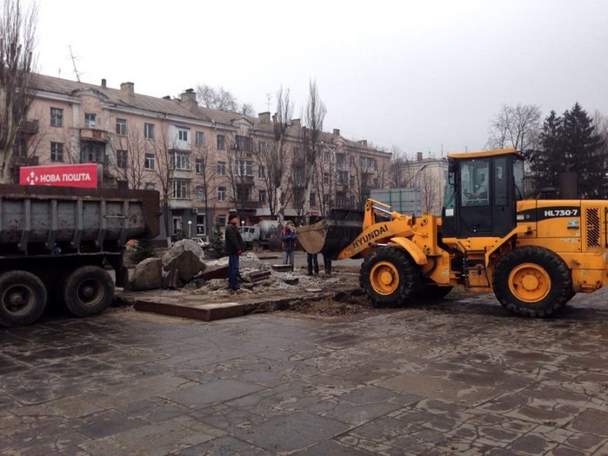 В Днепродзержинске убирают остатки памятника Ленину (фото) - фото 1 В Днепродзержинске убирают остатки памятника Ленину (фото) - фото 1