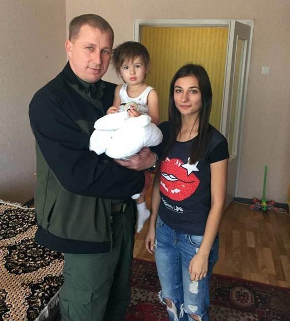 Ровно год назад житель Красноармейска офицер Виталий Мандрык отдал свою жизнь за спокойствие в наших домах (фото) - фото 8 Ровно год назад житель Красноармейска офицер Виталий Мандрык отдал свою жизнь за спокойствие в наших домах (фото) - фото 8