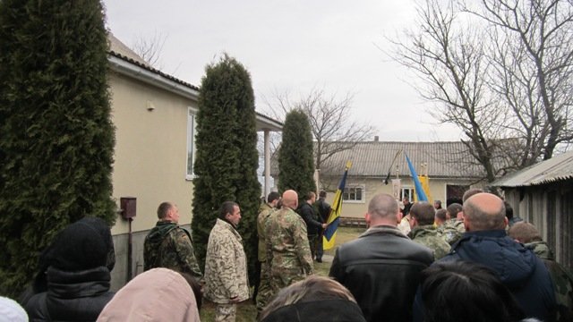 На Тернопільщині пронесли вкриту квітами труну із тілом воїна, який загинув від кулі снайпера (ФОТО) (фото) - фото 1 На Тернопільщині пронесли вкриту квітами труну із тілом воїна, який загинув від кулі снайпера (ФОТО) (фото) - фото 1