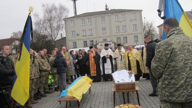 На Тернопільщині пронесли вкриту квітами труну із тілом воїна, який загинув від кулі снайпера (ФОТО) (фото) - фото 1 На Тернопільщині пронесли вкриту квітами труну із тілом воїна, який загинув від кулі снайпера (ФОТО) (фото) - фото 1