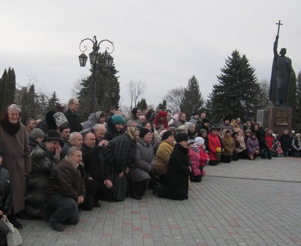 На Тернопільщині пронесли вкриту квітами труну із тілом воїна, який загинув від кулі снайпера (ФОТО) (фото) - фото 1 На Тернопільщині пронесли вкриту квітами труну із тілом воїна, який загинув від кулі снайпера (ФОТО) (фото) - фото 1