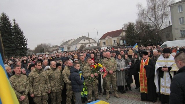 На Тернопільщині пронесли вкриту квітами труну із тілом воїна, який загинув від кулі снайпера (ФОТО) (фото) - фото 1 На Тернопільщині пронесли вкриту квітами труну із тілом воїна, який загинув від кулі снайпера (ФОТО) (фото) - фото 1
