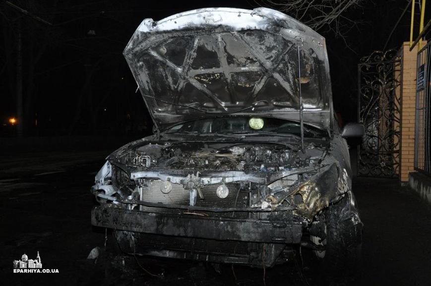 В Одессе священнику облили бензином и подожгли дорогую машину (ФОТО) (фото) - фото 1
