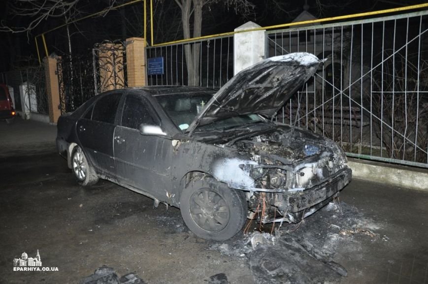 В Одессе священнику облили бензином и подожгли дорогую машину (ФОТО) (фото) - фото 1