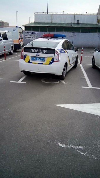 В сети появилось фото авто одесской патрульной полиции на парковке для инвалидов (ФОТО) (фото) - фото 1
