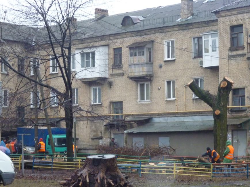 В Красноармейске часть проспекта Шахтостроителей вновь осталась без электроэнергии (фото) - фото 2 В Красноармейске часть проспекта Шахтостроителей вновь осталась без электроэнергии (фото) - фото 2