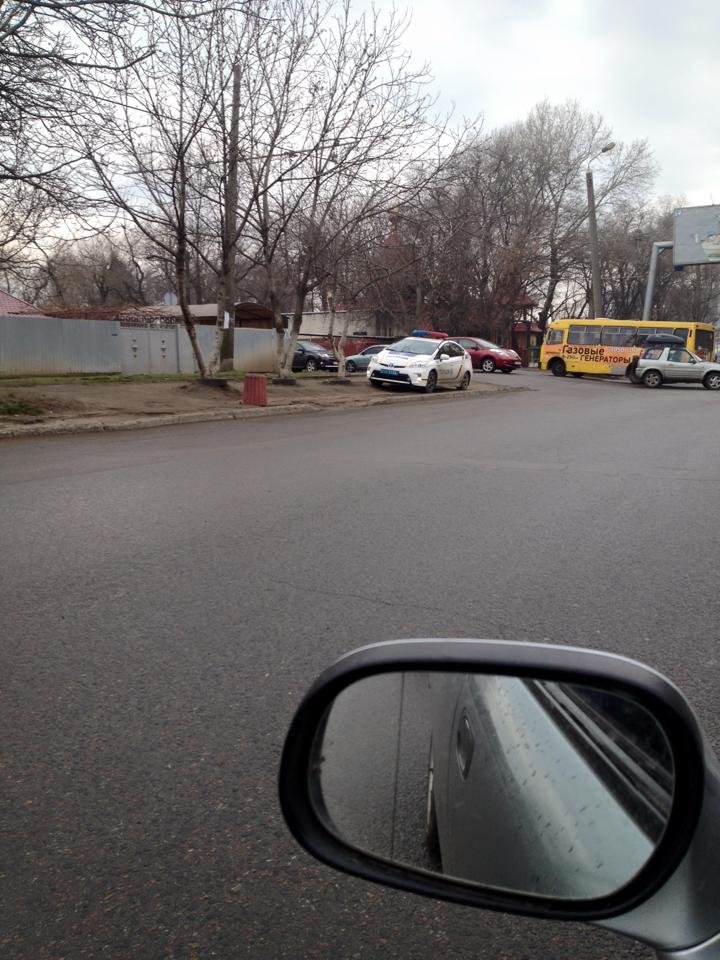 Ведут себя как цари: Одессит обнаружил полицейских, припарковавших авто в неположенном месте (ФОТО) (фото) - фото 1