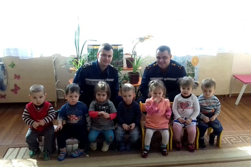 Маленькие криворожане учились пользоваться огнетушителем и правилам эвакуации во время пожара (ФОТО) (фото) - фото 1 Маленькие криворожане учились пользоваться огнетушителем и правилам эвакуации во время пожара (ФОТО) (фото) - фото 1