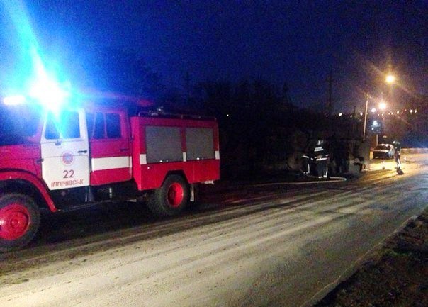 Под Одессой перевернулась фура: Спасатели смывают топливо с дороги (фото) - фото 1