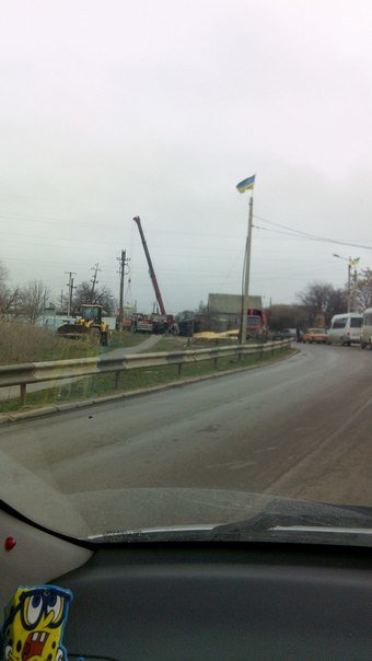 Под Одессой перевернулась фура: Спасатели смывают топливо с дороги (ФОТО) (фото) - фото 2