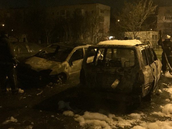 Взрывы, пожар, паника: Под Одессой одним махом сожгли три машины (ФОТО, ВИДЕО) (фото) - фото 1
