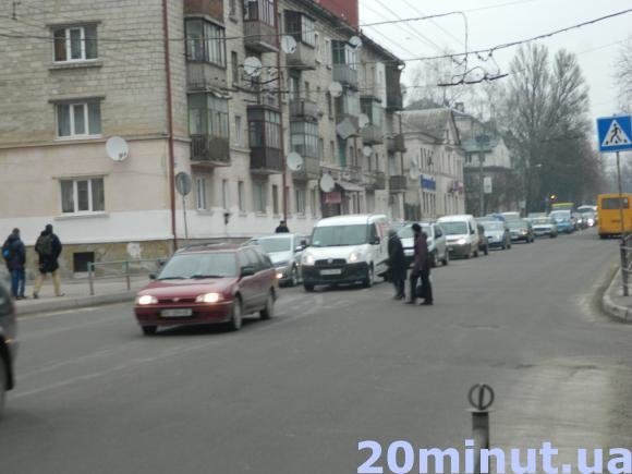 У Тернополі на Збаразькій сталася ДТП. Утворився довжелезний затор (Фото) (фото) - фото 1 У Тернополі на Збаразькій сталася ДТП. Утворився довжелезний затор (Фото) (фото) - фото 1