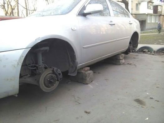 В Одессе рядом с полицейским участком  разули машину (ФОТО) (фото) - фото 1