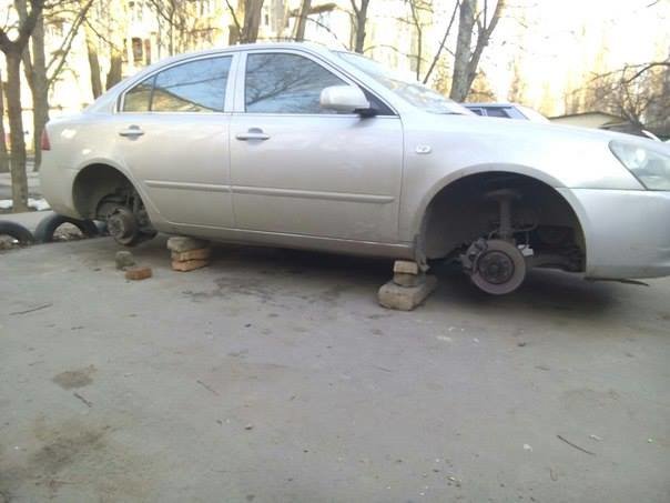 В Одессе рядом с полицейским участком  разули машину (ФОТО) (фото) - фото 1