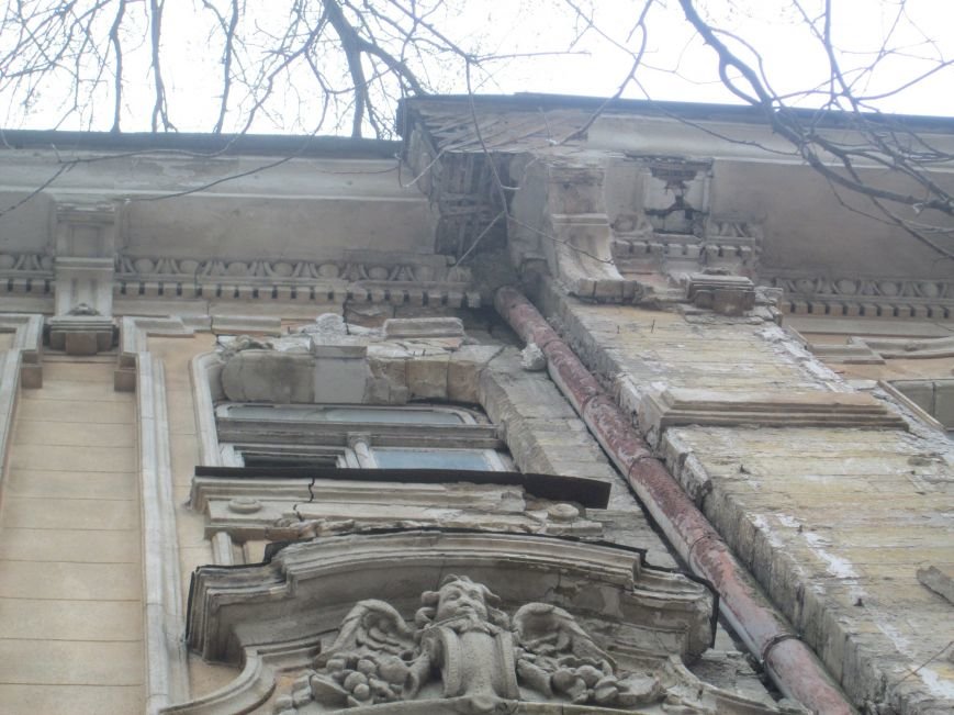 В центре Одессы обсыпался фасад бывшего радиоцентра (ФОТО) (фото) - фото 1