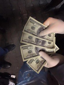 У Тернополі на вул. Живова затримали двох поліцейських за вимагання 1600 доларів хабара - ОНОВЛЕНО (Фото) (фото) - фото 1 У Тернополі на вул. Живова затримали двох поліцейських за вимагання 1600 доларів хабара - ОНОВЛЕНО (Фото) (фото) - фото 1
