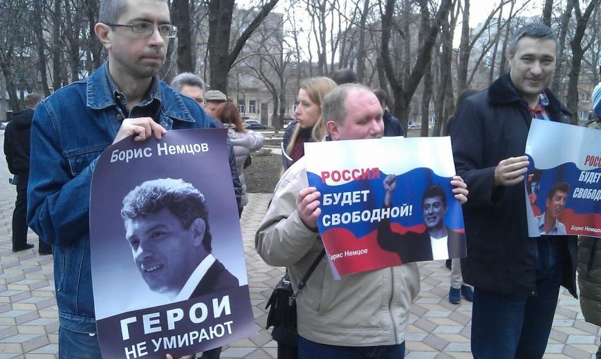 Свыше ста ростовчан пришли на митинг в память о Борисе Немцове (фото) - фото 2 Свыше ста ростовчан пришли на митинг в память о Борисе Немцове (фото) - фото 2
