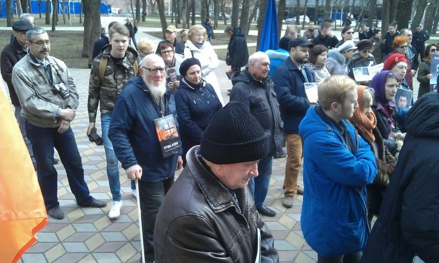 Свыше ста ростовчан пришли на митинг в память о Борисе Немцове (фото) - фото 1 Свыше ста ростовчан пришли на митинг в память о Борисе Немцове (фото) - фото 1
