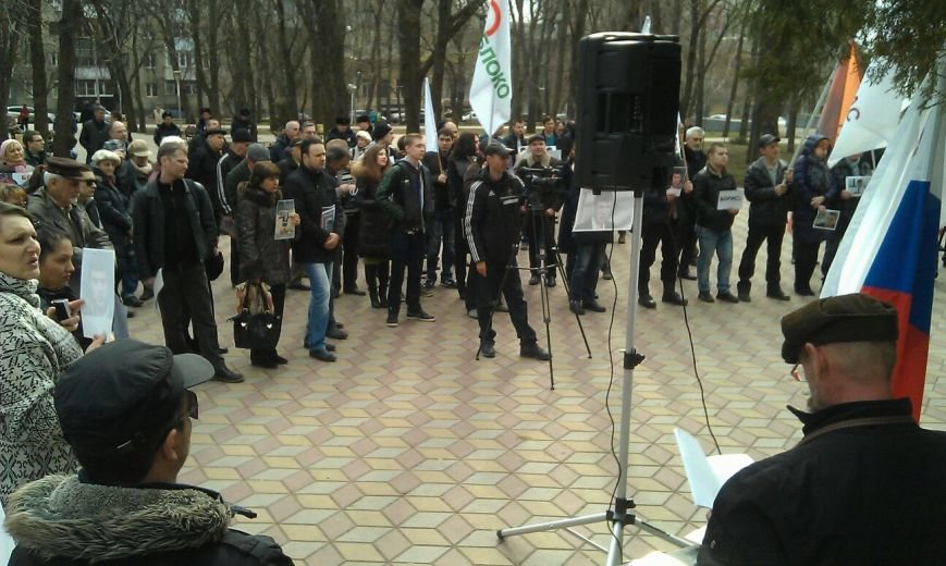 Свыше ста ростовчан пришли на митинг в память о Борисе Немцове (фото) - фото 3 Свыше ста ростовчан пришли на митинг в память о Борисе Немцове (фото) - фото 3