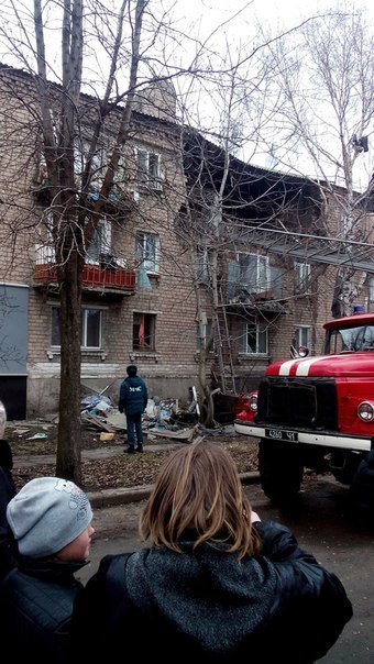В Макеевке в многоквартирном доме взорвался газовый баллон, есть пострадавший (фото) - фото 2 В Макеевке в многоквартирном доме взорвался газовый баллон, есть пострадавший (фото) - фото 2