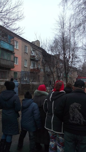 В Макеевке в многоквартирном доме взорвался газовый баллон, есть пострадавший (фото) - фото 1 В Макеевке в многоквартирном доме взорвался газовый баллон, есть пострадавший (фото) - фото 1