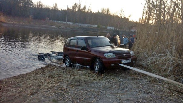 У Дахнівці черкащанин втопив свій автомобіль (ФОТО) (фото) - фото 1 У Дахнівці черкащанин втопив свій автомобіль (ФОТО) (фото) - фото 1
