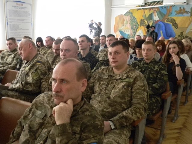 В Запорожье военные смотрели фильмы об оккупированном Крыме (ФОТО) (фото) - фото 1 В Запорожье военные смотрели фильмы об оккупированном Крыме (ФОТО) (фото) - фото 1