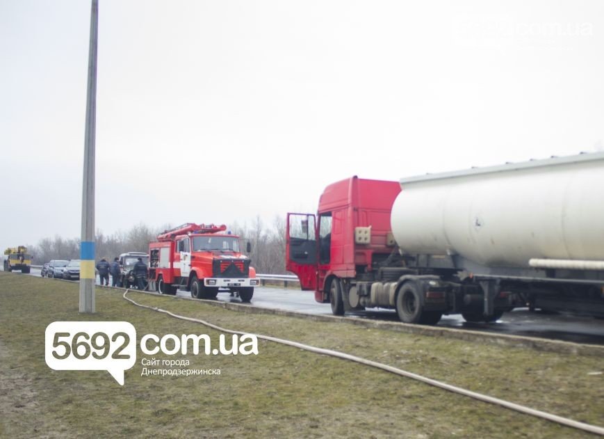 В ДТП с бензовозом на Новом мосту в Днепродзержинске произошла утечка 2 тонн топлива (фото) - фото 1 В ДТП с бензовозом на Новом мосту в Днепродзержинске произошла утечка 2 тонн топлива (фото) - фото 1