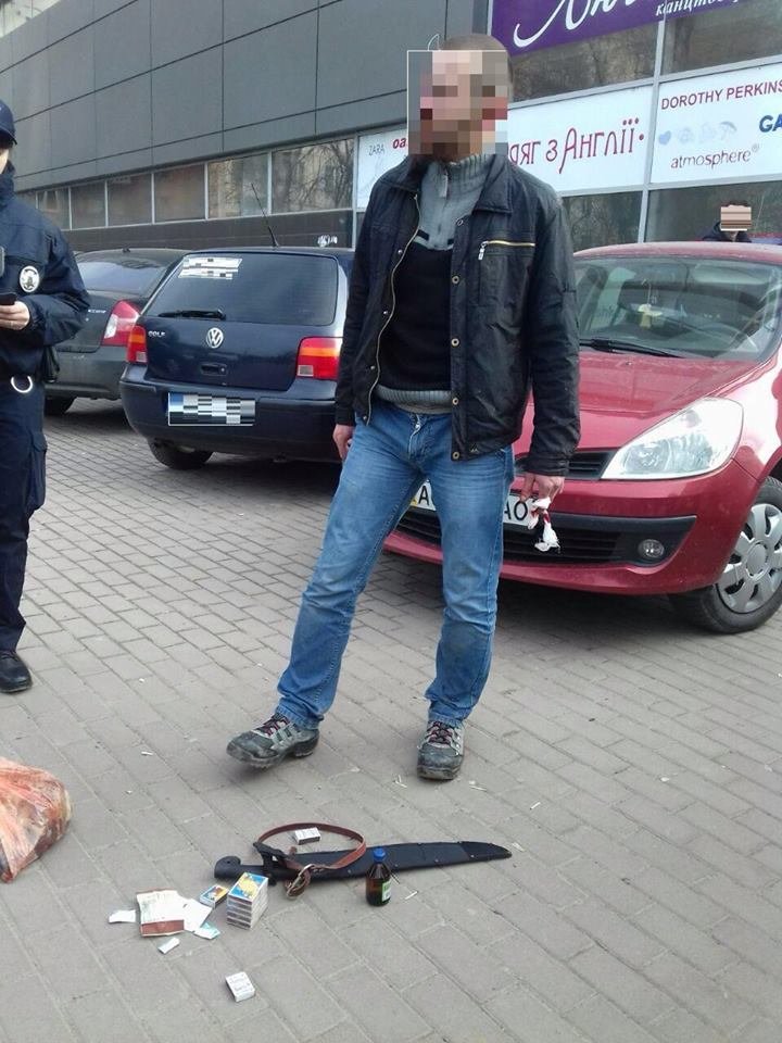 Поліцейські показали мачете, якими чоловік в Ужгороді вбив собаку (фото) - фото 2 Поліцейські показали мачете, якими чоловік в Ужгороді вбив собаку (фото) - фото 2