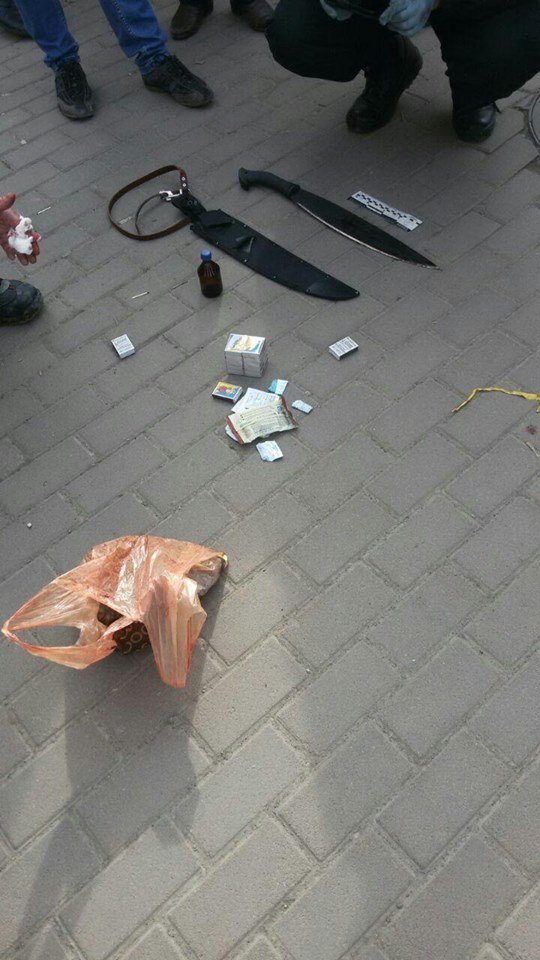 Поліцейські показали мачете, якими чоловік в Ужгороді вбив собаку (фото) - фото 1 Поліцейські показали мачете, якими чоловік в Ужгороді вбив собаку (фото) - фото 1
