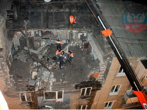 В Макеевке ликвидируют последствия взрыва газа в жилом доме (фото) (фото) - фото 4 В Макеевке ликвидируют последствия взрыва газа в жилом доме (фото) (фото) - фото 4