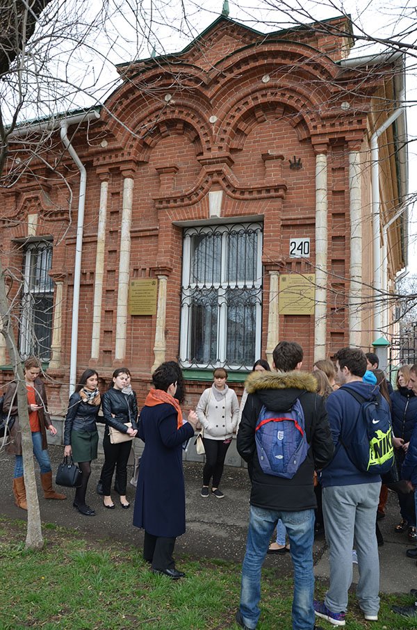 В Майкопе студенты МГТУ побывали на прогулке по «шварцевскому» городу (фото) - фото 1 В Майкопе студенты МГТУ побывали на прогулке по «шварцевскому» городу (фото) - фото 1