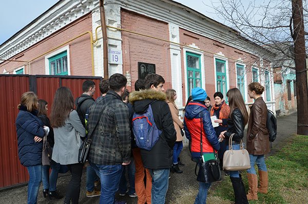 В Майкопе студенты МГТУ побывали на прогулке по «шварцевскому» городу (фото) - фото 2 В Майкопе студенты МГТУ побывали на прогулке по «шварцевскому» городу (фото) - фото 2